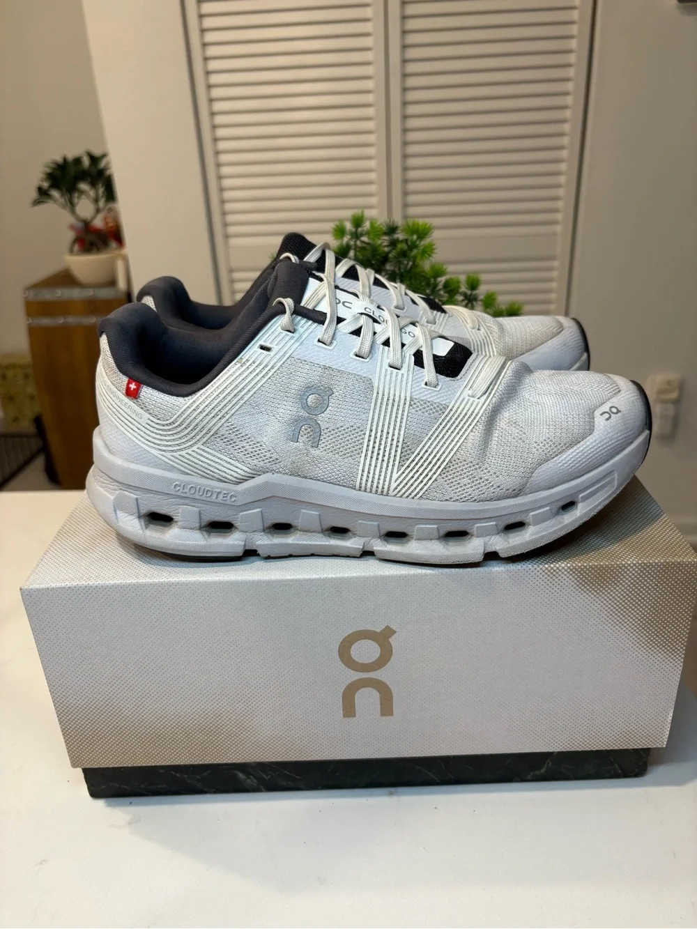 On Cloud Cloudgo Grey Black womens running shoes size 8.5